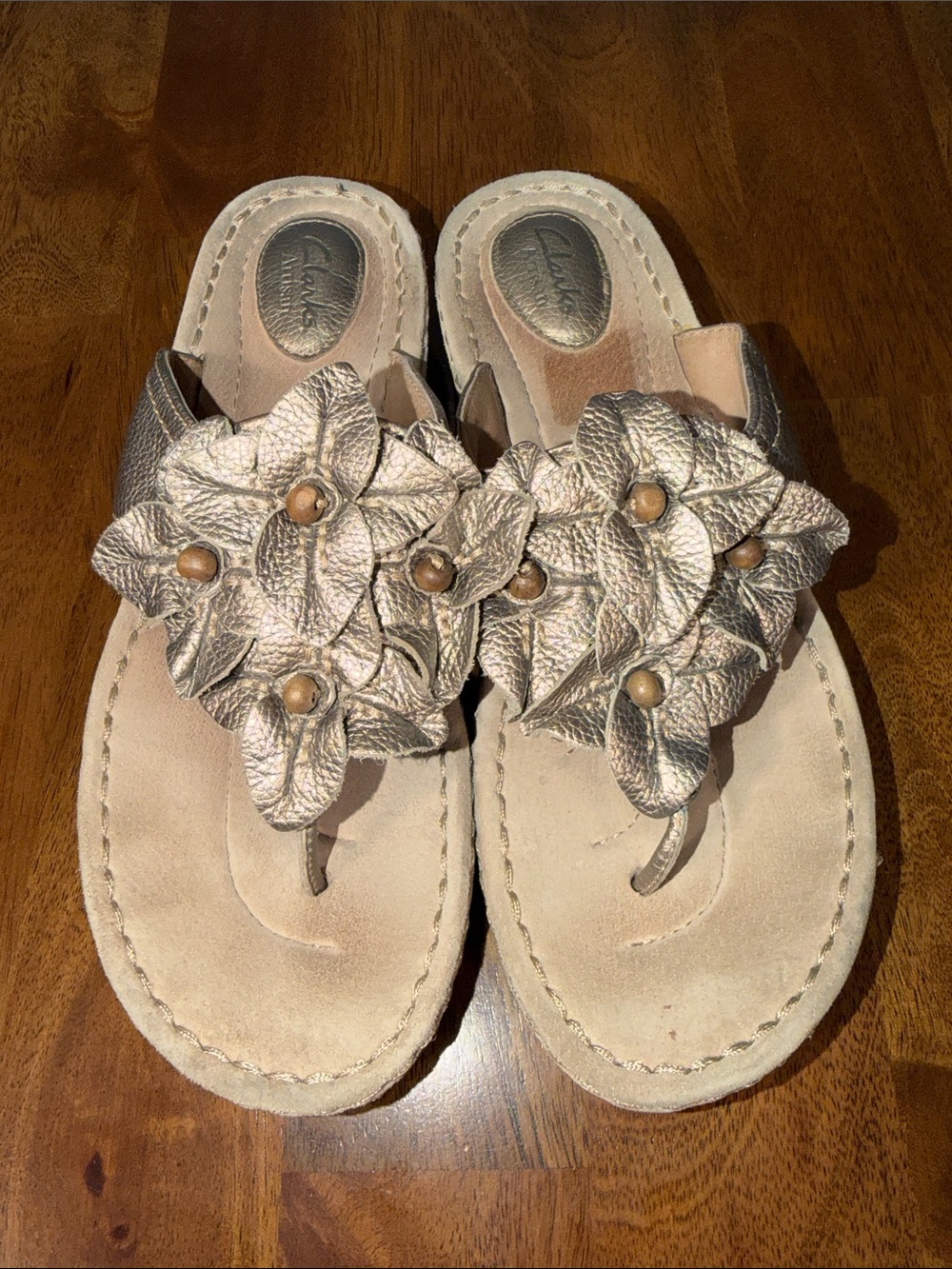 Clarks Artisan women’s 10 Metallic Gold Floral Wedge Thong Sandals - Picture 11 of 11